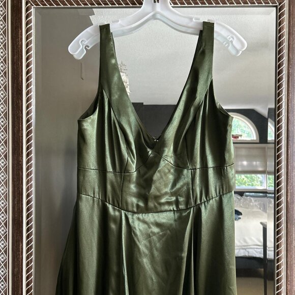 David's Bridal V-Neck Bridesmaid Dress - Picture 4 of 8